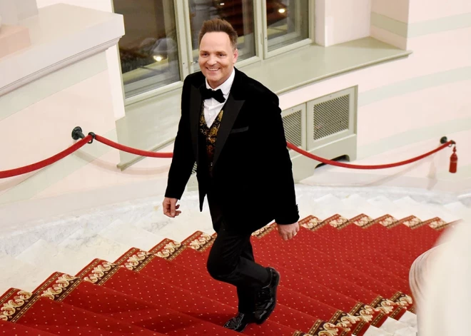 Cik pelna Valsts kancelejas direktors Raivis Kronbergs?