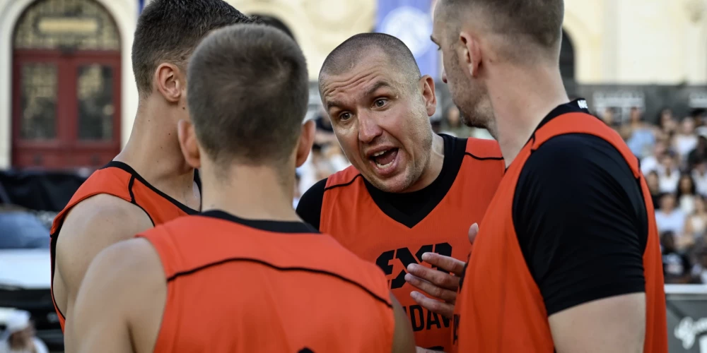 Edgars Krūmiņš (vidū) nodod norādes komandas biedriem.