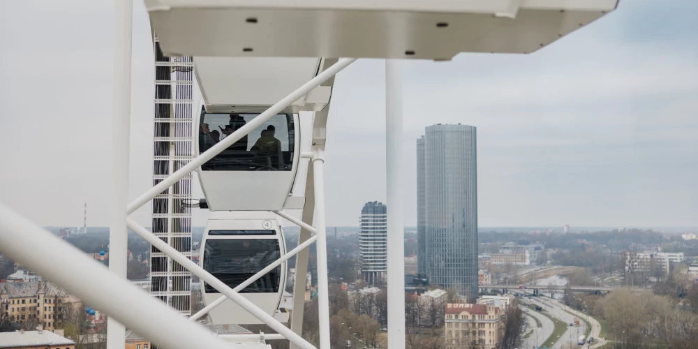 Один круг на колесе длится 20 минут.