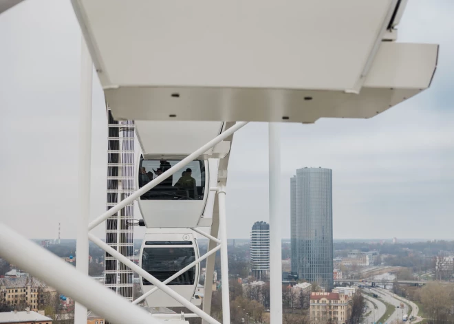 Рижское колесо обозрения переходит на летний режим работы: до скольки можно кататься?