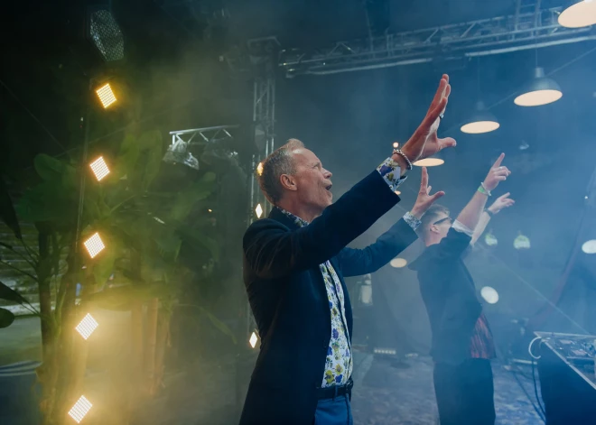 20. jūnijā pēc pusnakts ar grandiozu "Politiķu disko" ballīti noslēdzās festivāla LAMPA pirmā diena. Par deju ritmiem rūpējās DJ Jānis Pētersons – grupas Citi Zēni solists un radio balss. Viņam pievienojās politiķi, kuri tribīni uz vienu vakaru iemainīja pret DJ pulti – Andris Šuvajevs (Progresīvie), Jānis Grasbergs (Nacionālā apvienība), Dace Melbārde (Jaunā Vienotība), Oļegs Burovs, pie Saeimas frakcijām nepiederošs deputāts, kā arī pārsteiguma viesis Stefans Eriksons, Ziemeļvalstu ministru padomes biroja direktors.