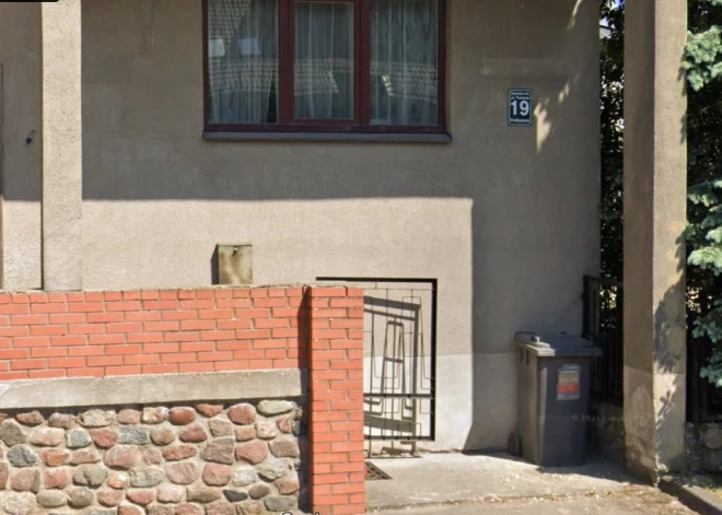 В Лиепае одна семья уже 13 лет демонстративно не убирает кириллицу с адреса своего дома