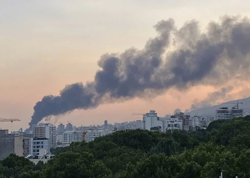 Dūmi paceļas no Irānas valsts televīzijas ēkas pēc Izraēlas uzbrukuma Teherānā. 2025. gada 16. jūnijā.