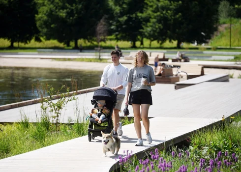 Cilvēki Uzvaras parkā. 