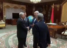 Lukašenko pēc slepenām sarunām par Krieviju un Ukrainu tiekas ar ASV delegāciju un  Kītu Kellogu