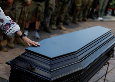 Krievija nodevusi 20 krievu līķus, kas uzdoti par Ukrainas karavīriem.