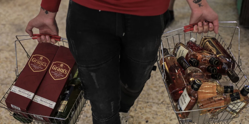 Labdarības organizācijas aicina marķēt alkoholu ar brīdinājumiem par vēža risku.