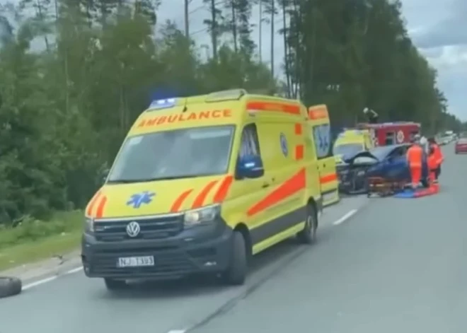 VIDEO: Liepājas šoseju satricina negadījums – frontāli saduras divas automašīnas
