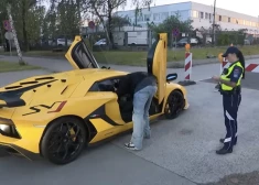 "Lamborghini" vadītājs dažu sekunžu laikā zaudē tiesības – pa Rīgas centru traucās ar 150 km/h