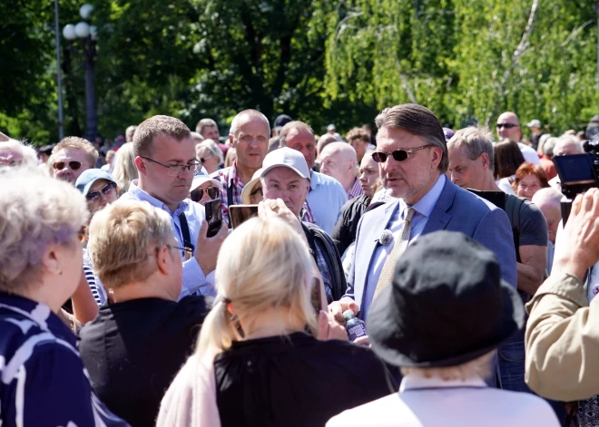 Шлесерс снова зовет на митинг к памятнику Свободы