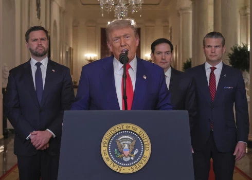 Дональд Трамп выступает в Белом доме в Вашингтоне после того, как вооруженные силы США нанесли удары по трем ядерным и военным объектам Ирана.