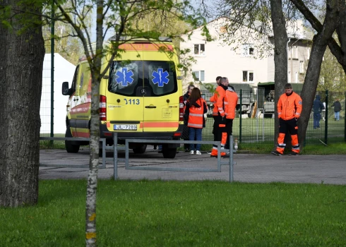 При угрозе жизни — внезапной боли в груди, тяжелой травме, потере сознания и т. д. — немедленно вызывайте скорую помощь по телефону 113 или по единому номеру экстренных служб 112.