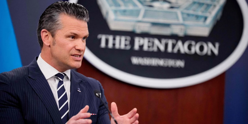 ASV aizsardzības ministrs Pīts Hegsets preses konferencē Pentagonā stāsta par situāciju pēc triecieniem Irānai.