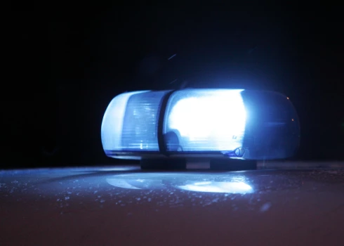 Policijas automašīna ar ieslēgtām bākugunīm.