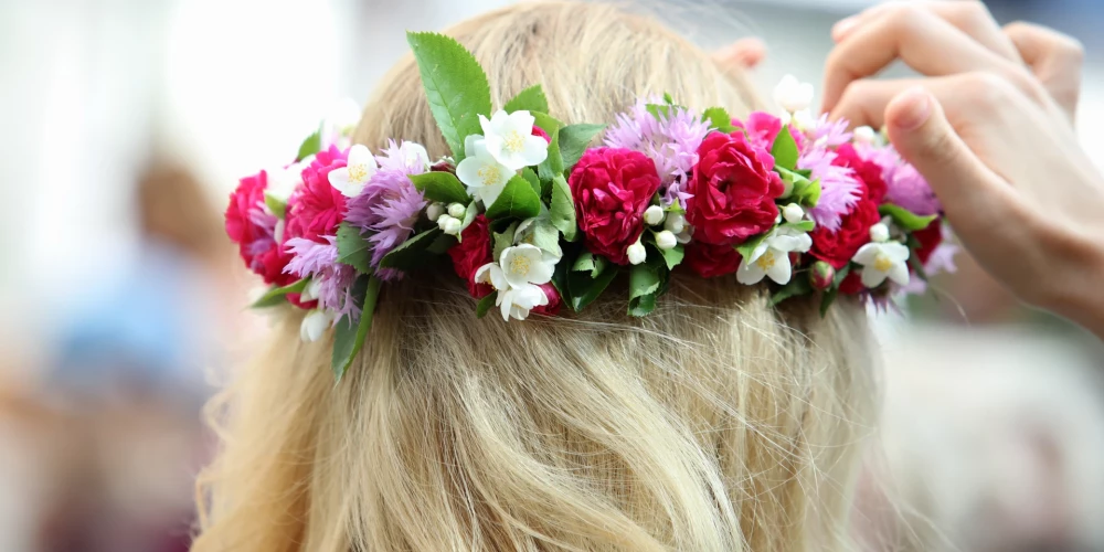 Jāņu vainags sievietes galvā.