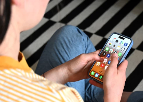 Z paaudze uz potenciālo globālā kara draudu reaģē ar ironiju, melno humoru un sarkastiskiem komentāriem.