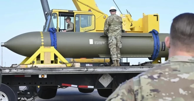 Фотография бомбы GBU-57A/B, недавно распространенная ВВС США,