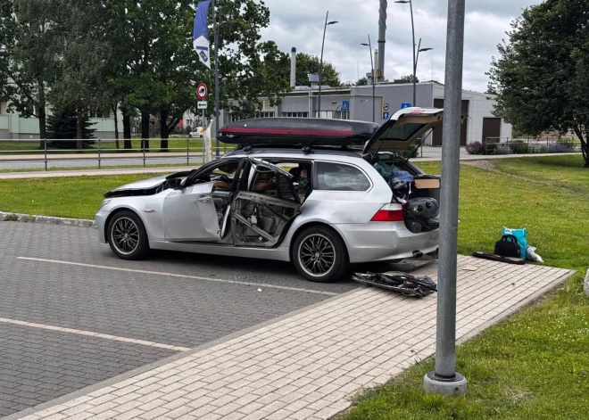 В Адажи взорвался автомобиль BMW - один человек госпитализирован
