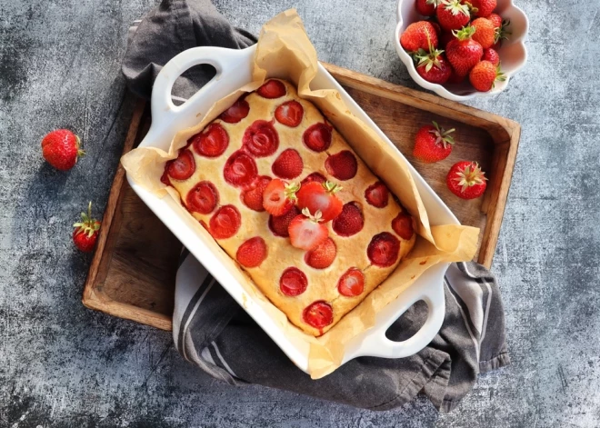 Сочный, нежный, клубничный: рецепт пирога, который тает во рту