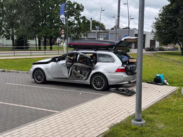 Ādažos centrā svētdien, 22. jūnijā, notikusi eksplozija vieglajā automašīnā "BMW" un sprādziena rezultātā viena persona hospitalizēta.