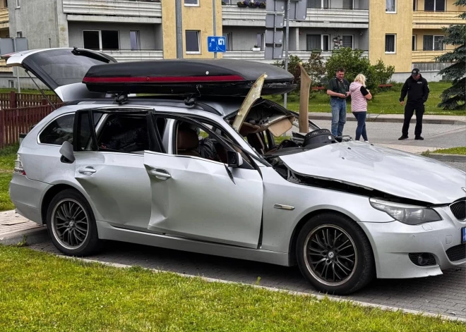 FOTO: Ādažos, netālu no sākumskolas, uzsprāgst automašīna — hospitalizēts vadītājs