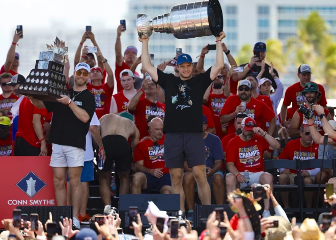 400 000 līdzjutēju ieradās nosvinēt "Panthers" uzvaru Stenlija kausā