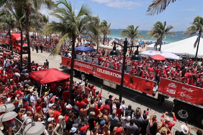 Svētdien Fortloderdeilas pludmalē norisinājās čempionu parāde, kurā lija šampānietis un tika kūpināti čempionu cigāri.