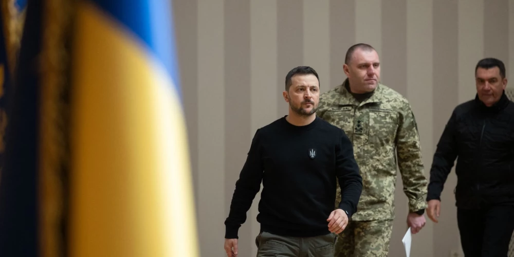 Ukrainas prezidents Volodimirs Zelenskis, aiz viņa tagadējais Drošības dienesta vadītājs Vasils Maļuks