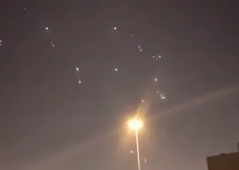 Debesis Kataras galvaspilsētā Dohā irāņu uzbrukuma laikā (ekrānuzņēmums no video)