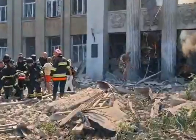 Krievi ar raķeti sagrauj skolu Odesas apgabalā, ir nogalinātie