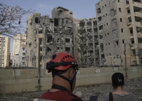 Izraēlas karavīri otrdien, 2025. gada 24. jūnijā, meklē izdzīvojušos dzīvojamo ēku drupās, kuras tika iznīcinātas Irānas raķešu trieciena laikā, kurā gāja bojā vairāki cilvēki. Notikuma vieta – Bēršeba, Izraēla.