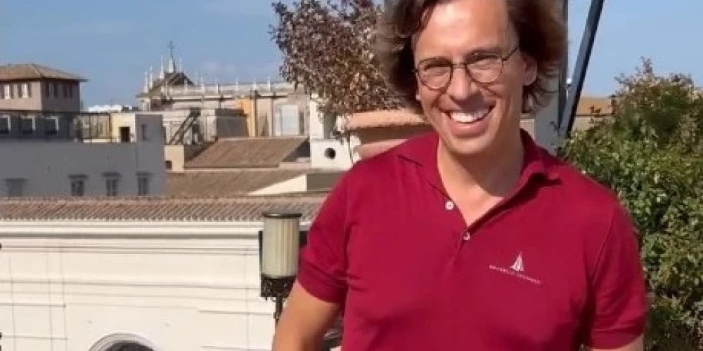 Максим Галкин позирует Алле Пугачевой на крыше в Риме.