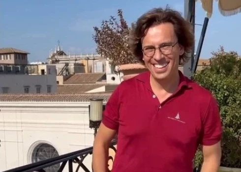 Максим Галкин позирует Алле Пугачевой на крыше в Риме.