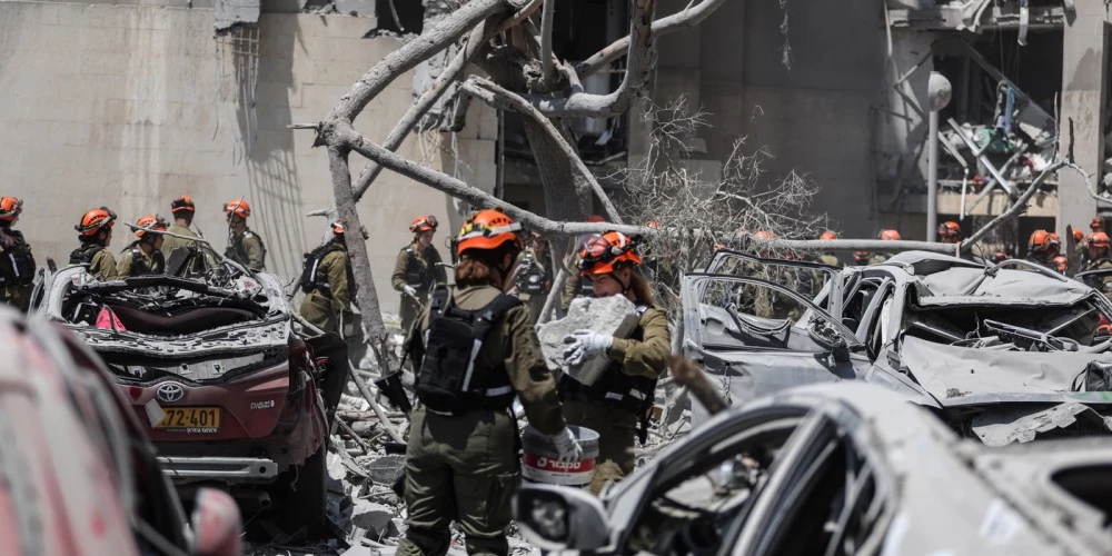 Glābēji Izraēlā 2025. gada 24. jūnijā.