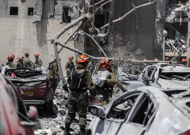 Tramps pārmet Irānai un Izraēlai uguns pārtraukšanas neievērošanu