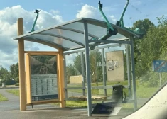 Vai Jāņu naktī raganas lidojušas ar stāvdrāžiem? Raimonds Vējonis pamana dīvainības autobusa pieturā