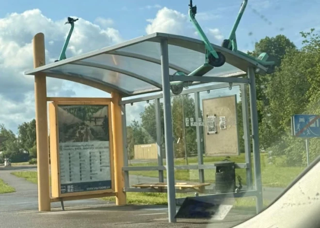 Vai Jāņu naktī raganas lidojušas ar stāvdrāžiem? Raimonds Vējonis pamana dīvainības autobusa pieturā