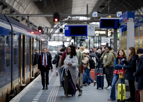 Papildus vilcienu traucējumiem pirmdien tika reģistrēti arī vairāki zemas intensitātes kiberuzbrukumi Nīderlandes pašvaldībām.