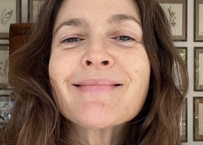 Drū Berimora parāda, kāda īstenībā 50 gadu vecumā izskatās bez grima