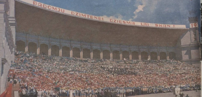 1979. gadā Skolu jaunatnes dziesmu un deju svētki bija bija veltīti “padomju dzimtenei” (attēls no žurnāla “Zvaigzne”).