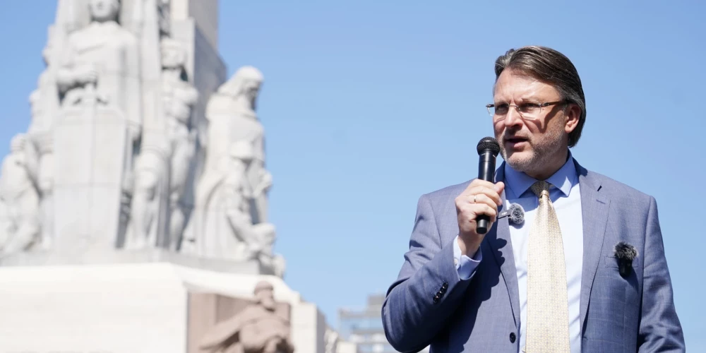 Partijas "Latvija pirmajā vietā" rīkotais protests pret valdošo režīmu un tā veikto vēlēšanu rezultātu falsifikāciju Rīgā pie Brīvības pieminekļa.