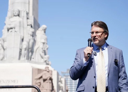 Partijas "Latvija pirmajā vietā" rīkotais protests pret valdošo režīmu un tā veikto vēlēšanu rezultātu falsifikāciju Rīgā pie Brīvības pieminekļa.
