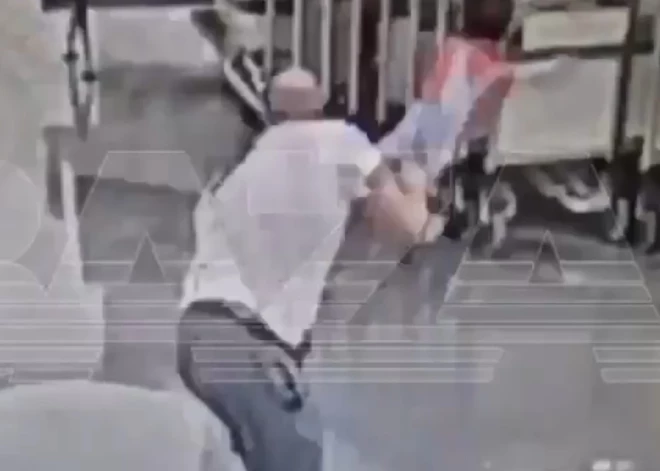 Tūrists Maskavas lidostā mēģina nosist mazu bērnu