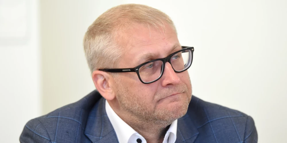 Par Saldus novada domes priekšsēdētāju atkārtoti ievēlēts Latvijas zaļo partiju pārstāvošais Māris Zusts.. 