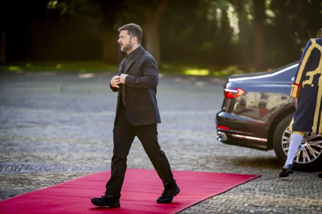 Ukrainas prezidents Volodimirs Zelenskis NATO samitā Hāgā.