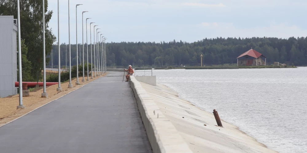 Rīgas HES ūdenskrātuves atjaunotais aizsargdambis.