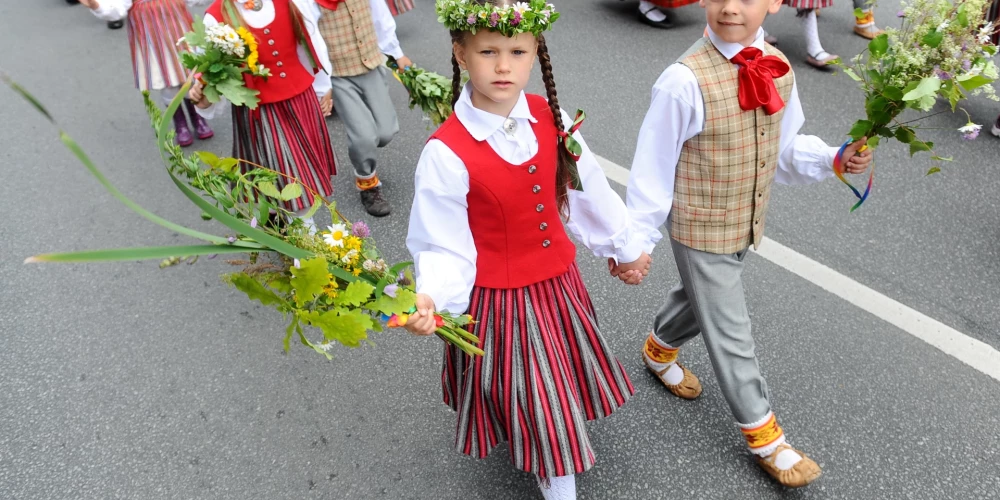 Bērniem un jauniešiem, dodoties uz Dziesmu un deju svētkiem, jāņem vērā vairāki priekšnoteikumi, lai mājās neko neaizmirstu un neapmaldītos galvaspilsētas burzmā.