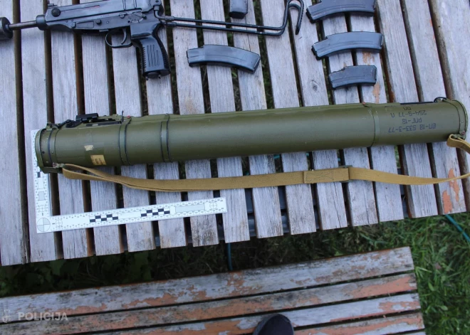 Valsts policija par nelegālu ieroču glabāšanu aiztur kādu vīrieti; atrasti arī prettanku ieroči.