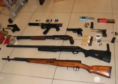 FOTO: policija aiztura vīrieti un atrod pie viņa neticamu bruņojuma klāstu, tostarp - prettanku ieroči