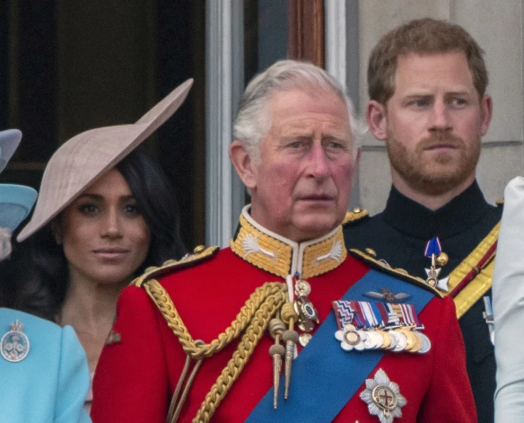Karalis Čārlzs (tolaik Velsas princis) un viņa jaunākais dēls princis Harijs ar sievu Meganu Mārklu “Trooping The Colour” ceremonijas laikā uz Bekingemas pils balkona 2018. gadā.